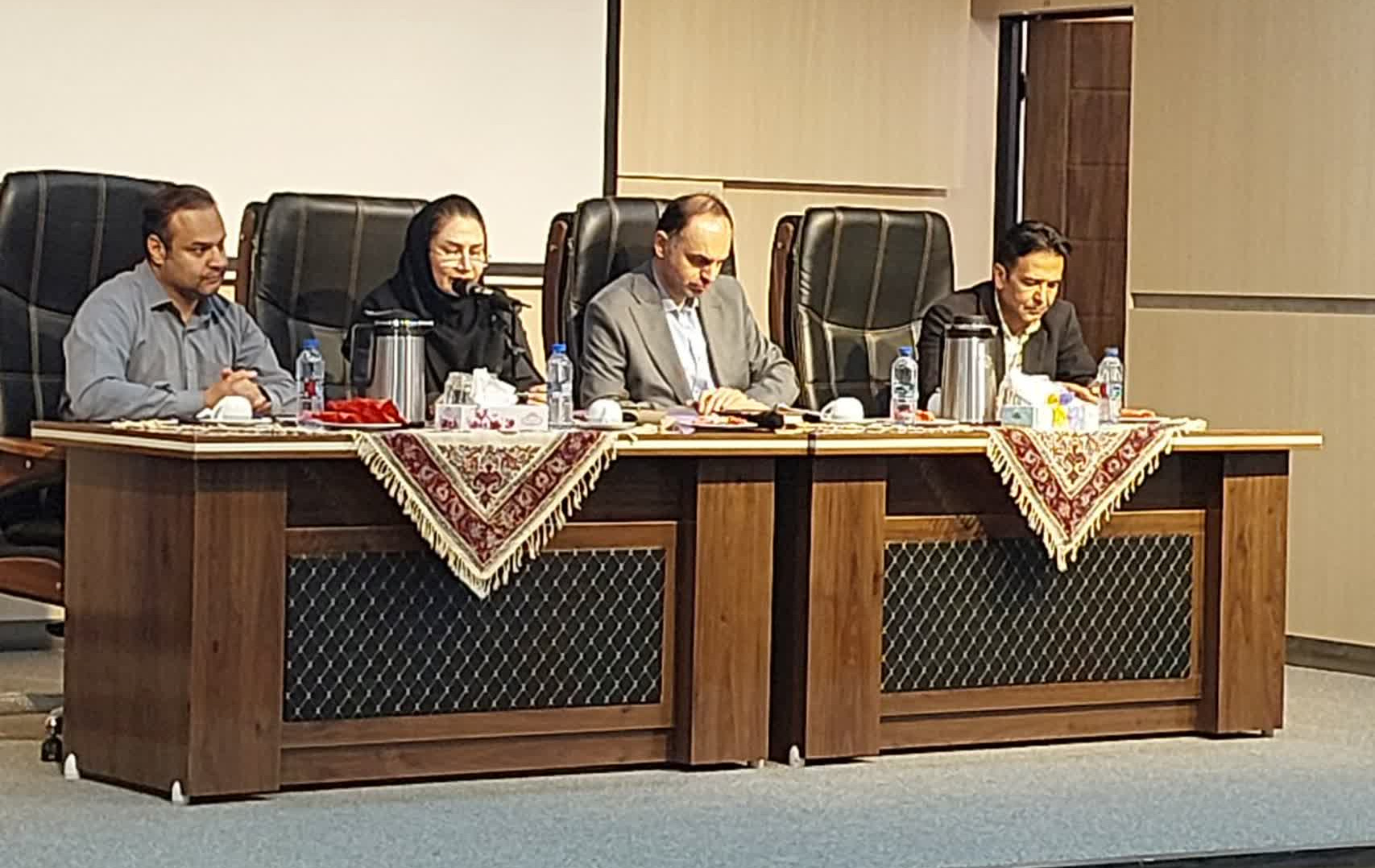 جلسه هم ­اندیشی حوزه معاونت پژوهش، فناوری و نوآوری دانشگاه و اعضای هیات علمی دانشکده ادبیات و علوم انسانی برگزار شد