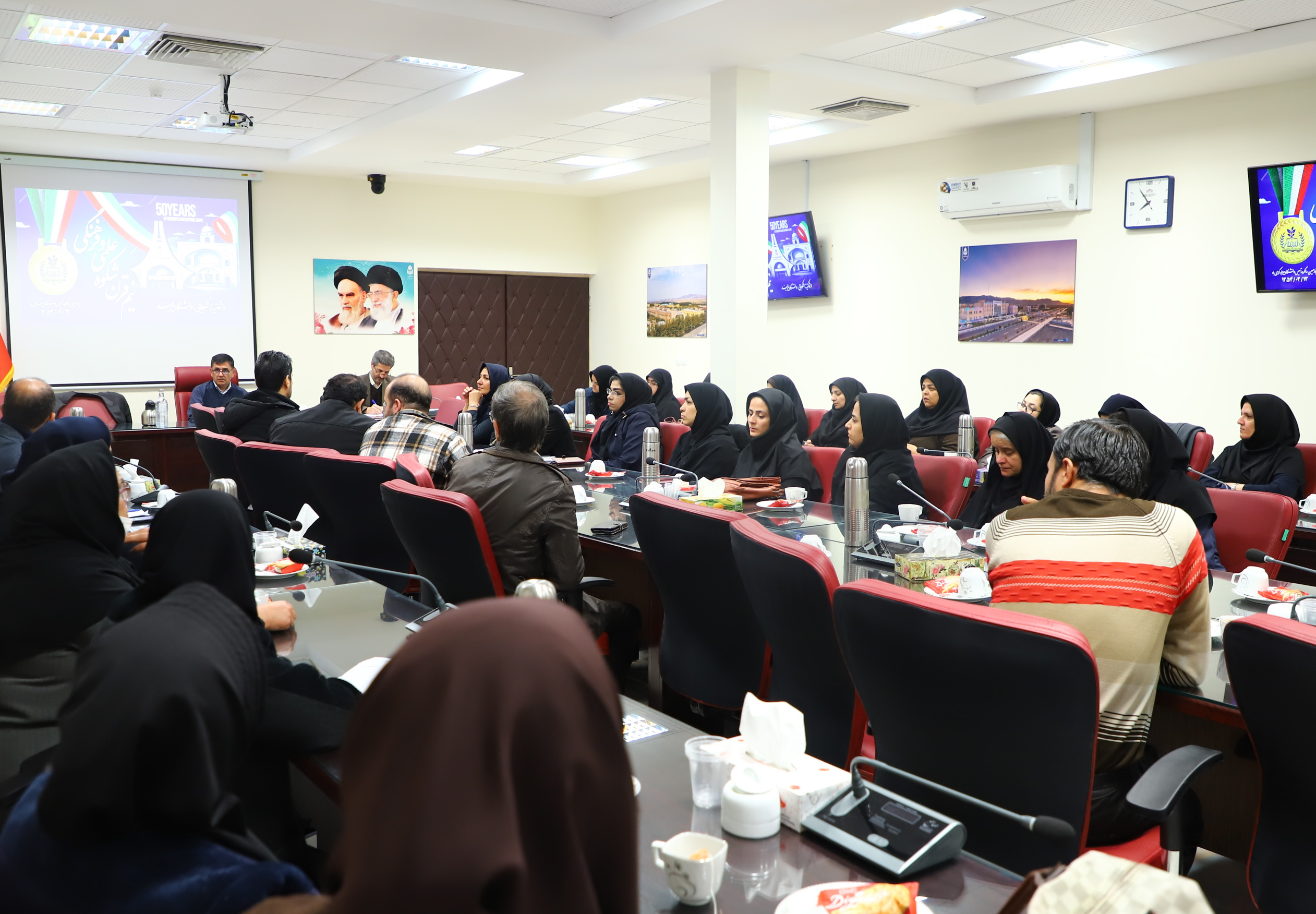 دیدار صمیمی سرپرست دانشگاه با کارشناسان آموزشی برگزار شد